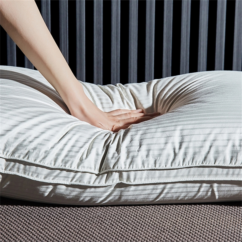 Mea tribus stratis implens cervicalia Sateen Stripe Cervical Mea tribus stratis implens cervicalia Sateen Stripe Cervical